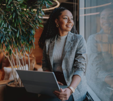 Professionnelle du marketing travaillant avec une tablette